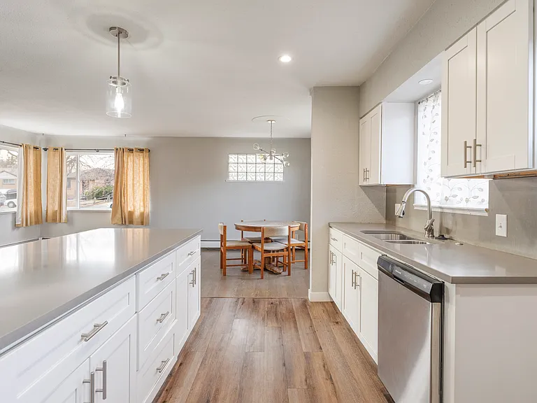 2224 Kenton St — Photo 4