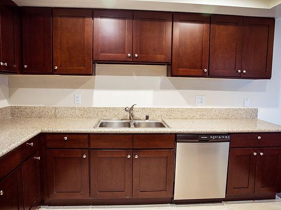 Full Kitchen Appliences in Stainless Steel (Dishwasher, Rang