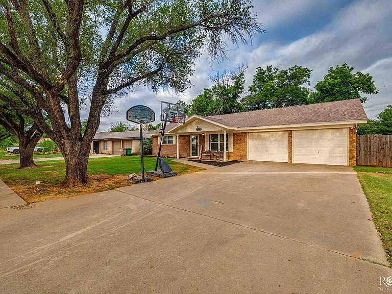 213 Twin Oaks Dr — Photo 3