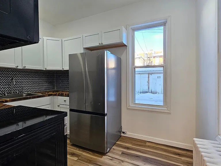 921 W Poplar St — Photo 5