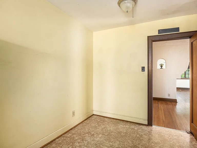 306 King Ave — Photo 10