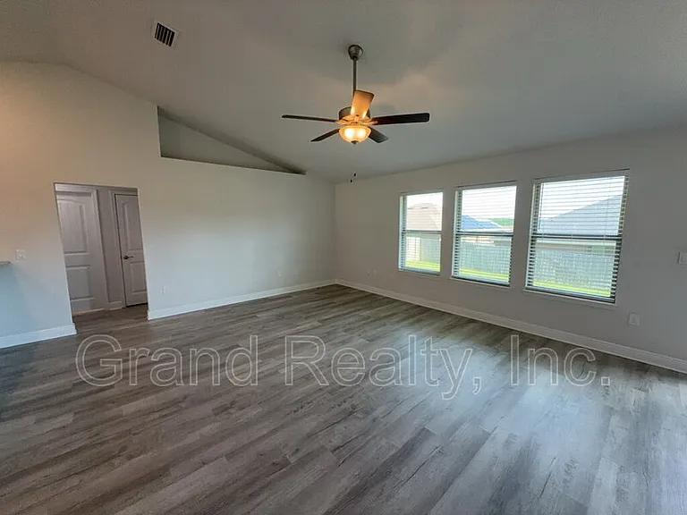 5004 Hamilton Crossing Blvd — Photo 10