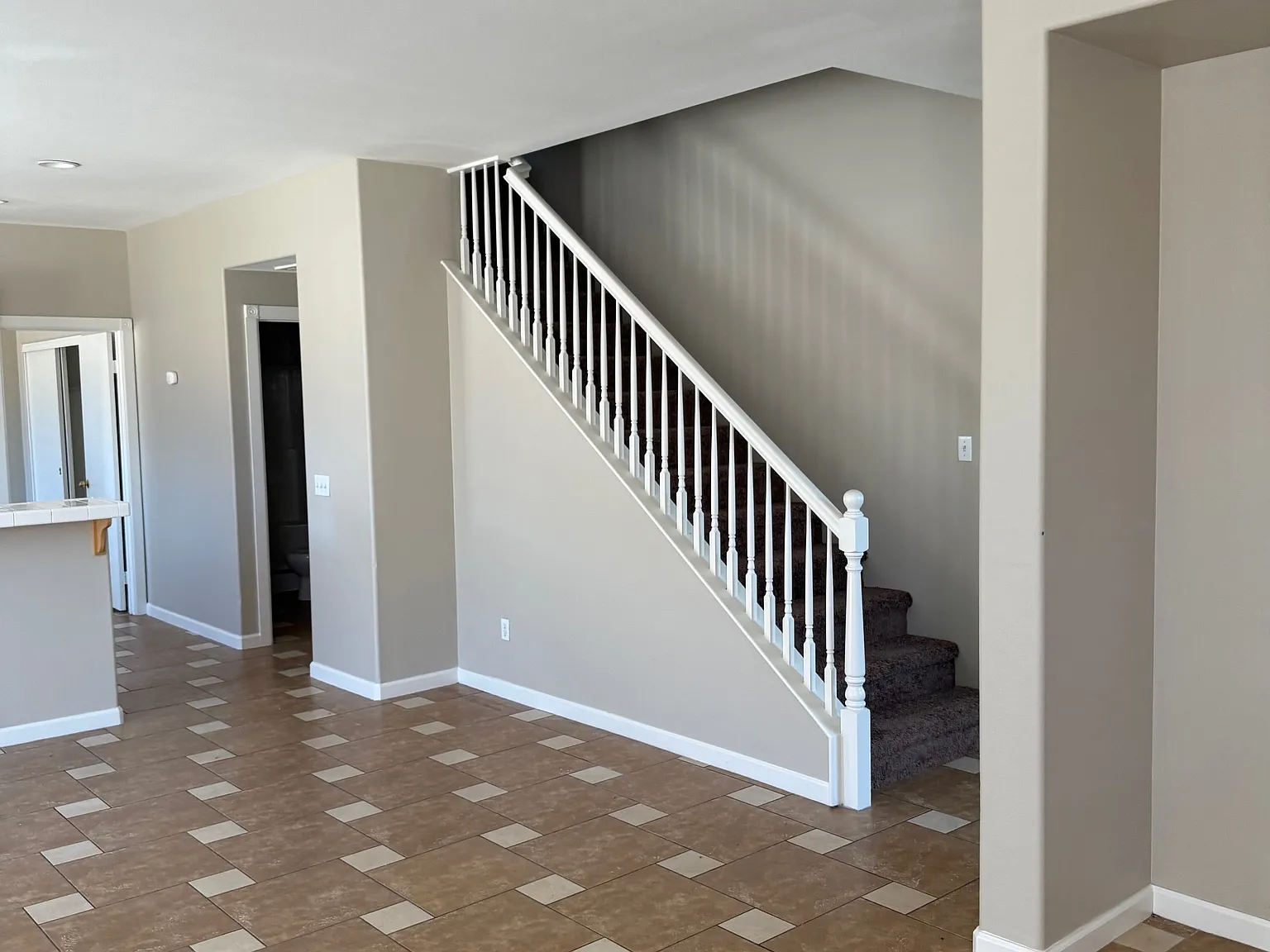 5 bed, 2736 sqft, $3,499 — Photo 3