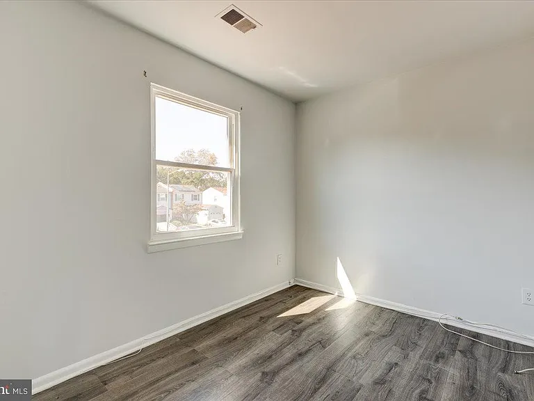 6th Pl NE — Photo 15