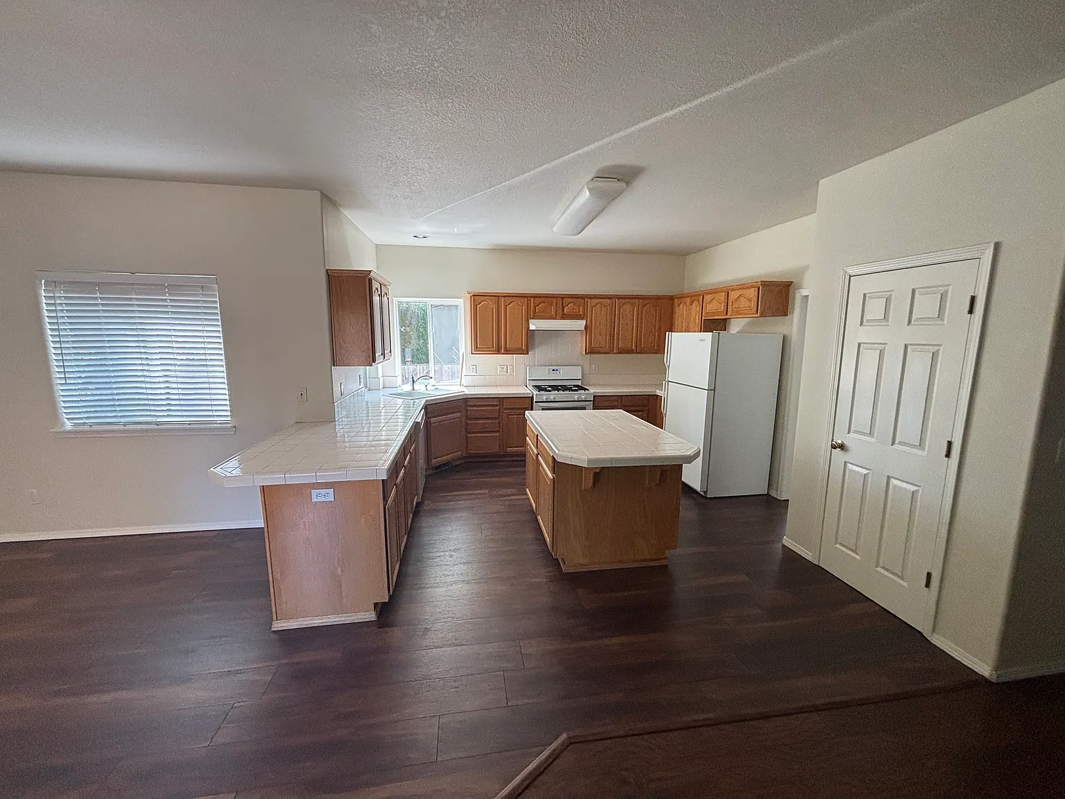 5 bed, 2.5 bath, 3052 sqft, $3,195 — Photo 2