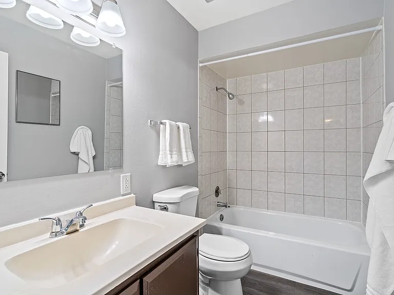 Unit 563-404 Bathroom | Apartment Homes For Rent in Bartlett, IL | Bartlett Lakes