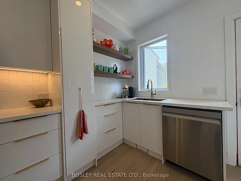 111 Carlaw Ave — Photo 6