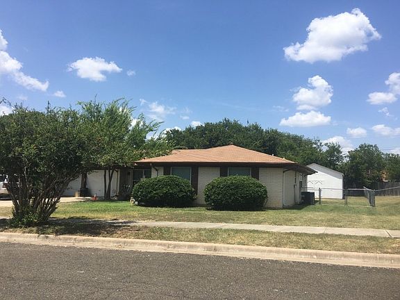 2nd image of 905 Valley Dr