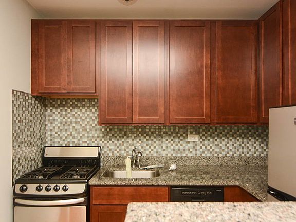 2nd image of 818 W Diversey Ave Unit Y