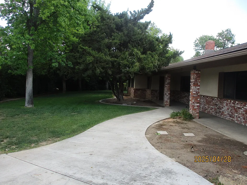 3 bed, 2271 sqft, $2,200 — Photo 1