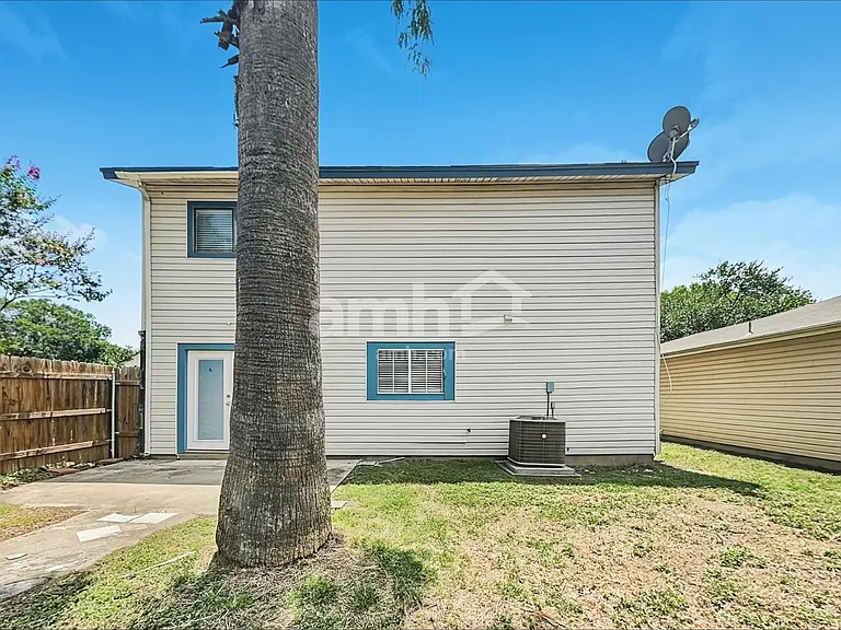 7659 Chatsworth — Photo 16