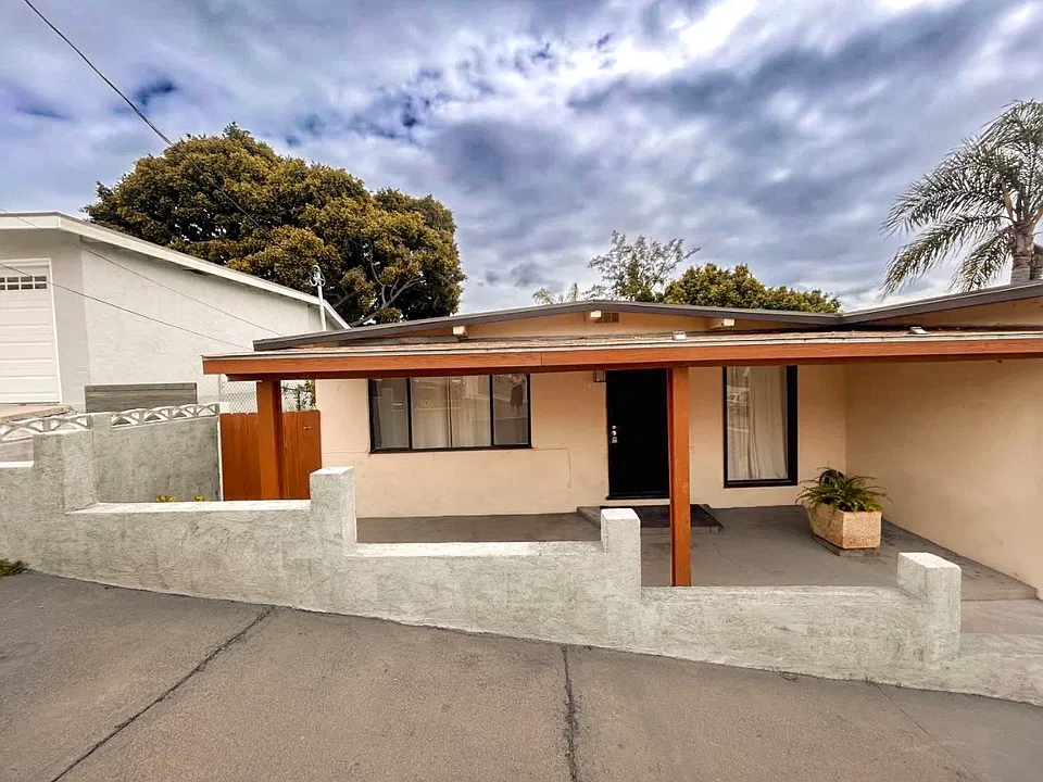 2443 Laurie Ln