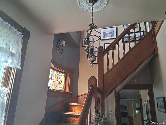 5th image of 325 E Hewitt Ave
