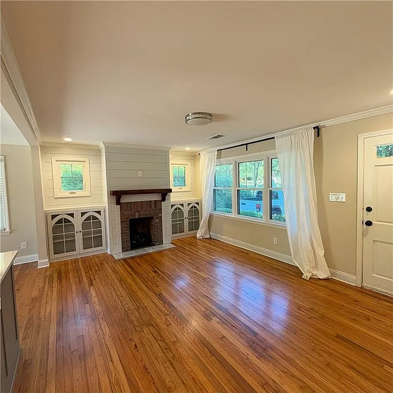 3 bed, 2.0 bath, 1185 sqft, $3,400 — Photo 2