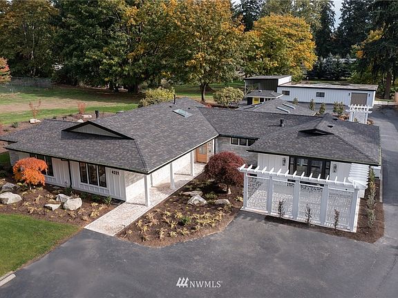 Located in an idyllic leafy setting, this property provides easy access to local freeways, and is a short walk to a new 18 acre community park.