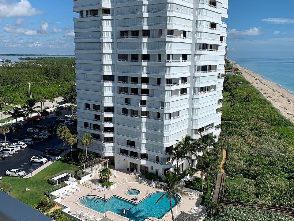 Looking north ,picture taken from building to the south. Corner unit. LARGE HEATED POOL . JACUZZI. Gas grill, Walk way to beach.