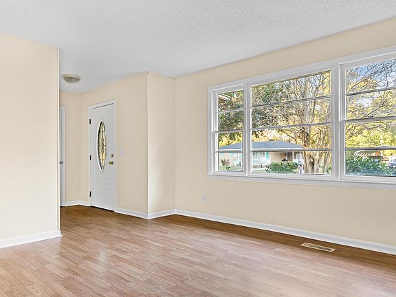 5th image of 1136 Lakeshore Dr