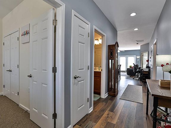5th image of 212 Long Pointe Dr