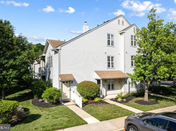 1404 Denham Ct, Mount Laurel, NJ 08054