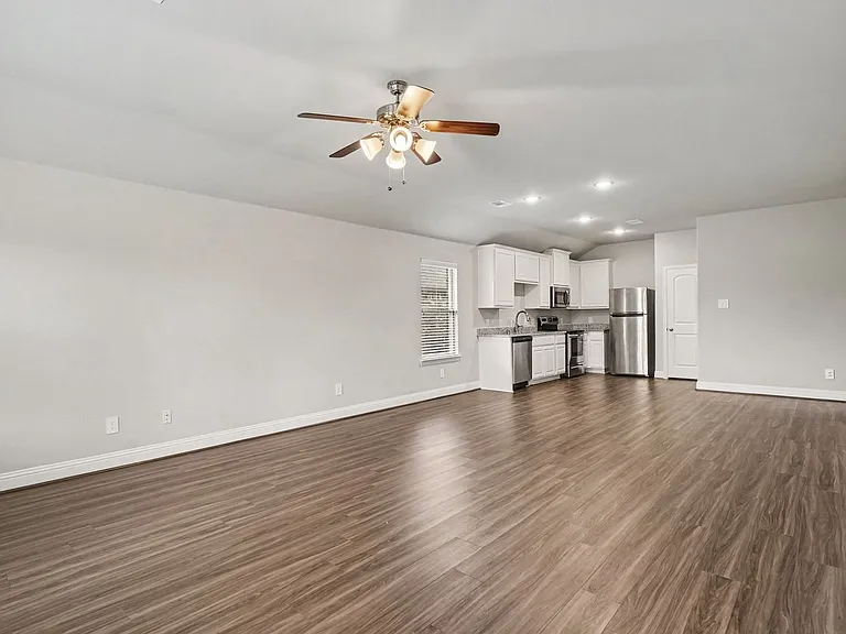 1425 Waverley Dr — Photo 8