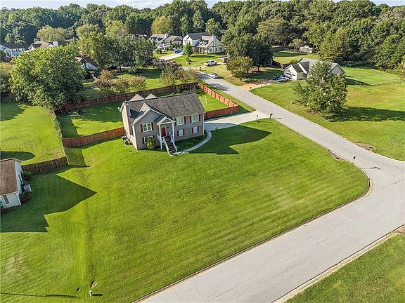 3rd image of 652 Thorn Brook Rdg