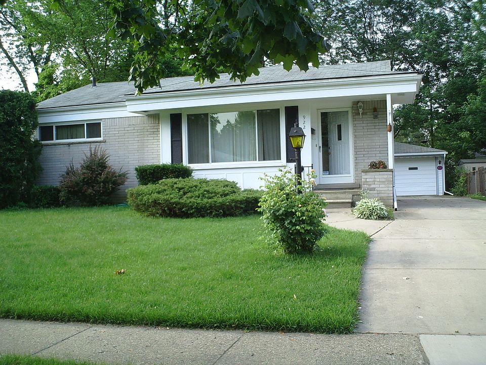 922 Woodlawn Ave.
