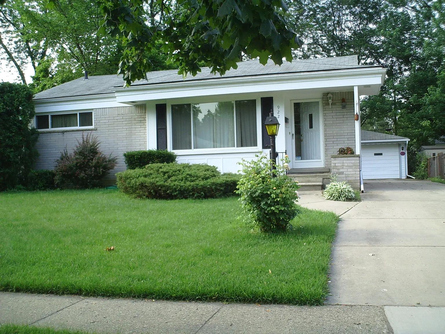 922 Woodlawn Ave photo 1