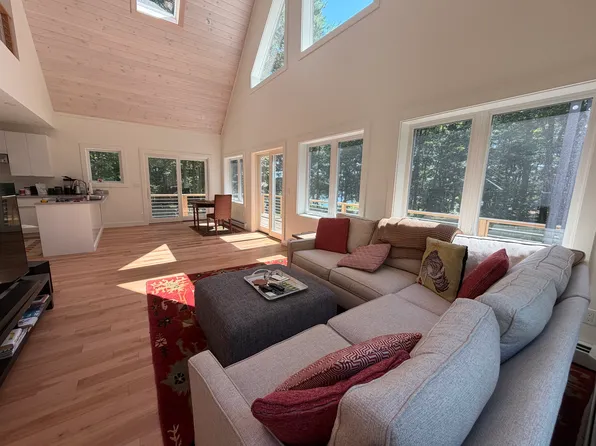 2 Chase Ln, Brunswick, ME 04011