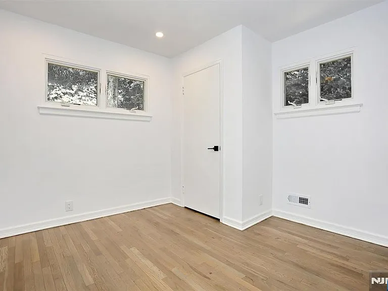 105 Hollywood Ave — Photo 14