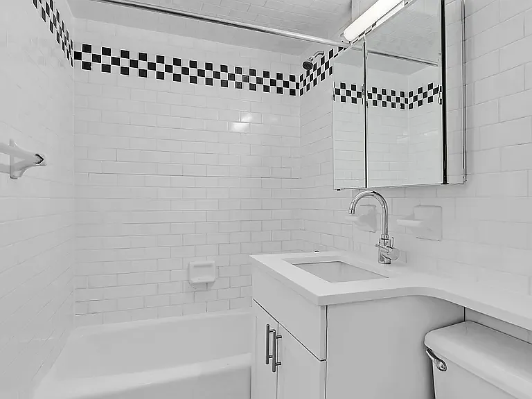 426 W 49th St #2C — Photo 5