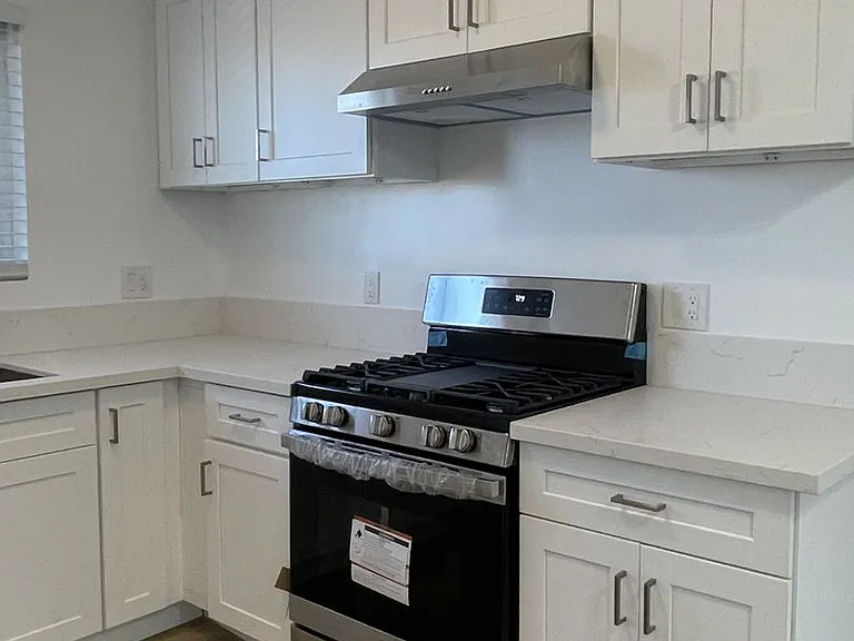Van Ness Apartments — Photo 21