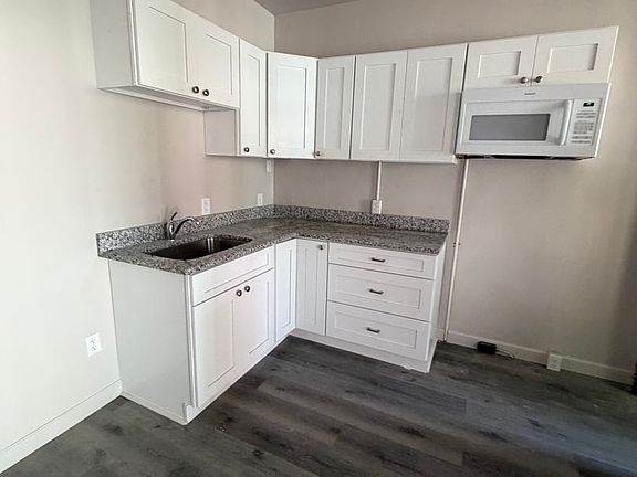 2nd image of 420 W King St #1/2