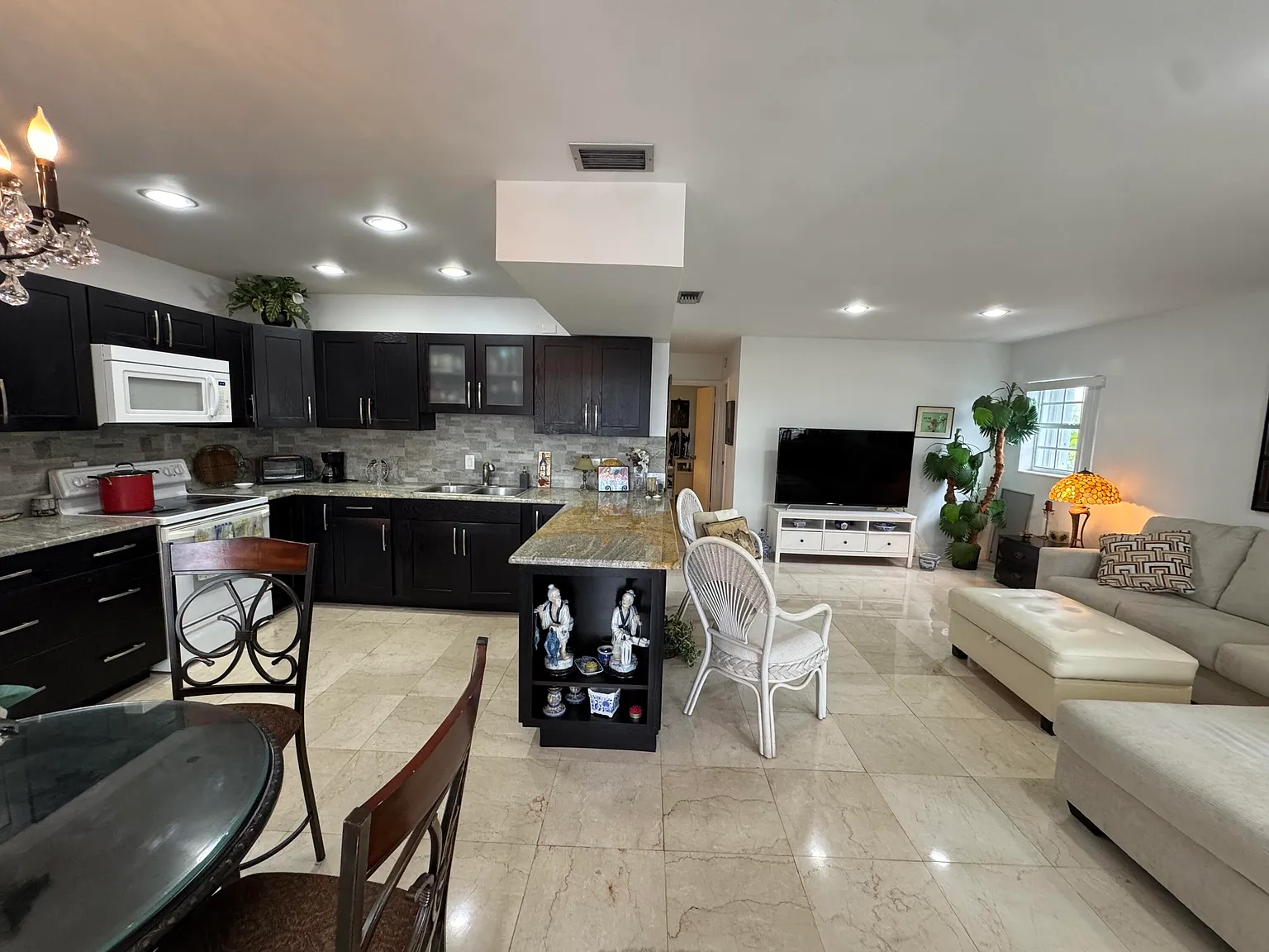 2 bed, 1.5 bath, 910 sqft, $2,300 — Photo 1