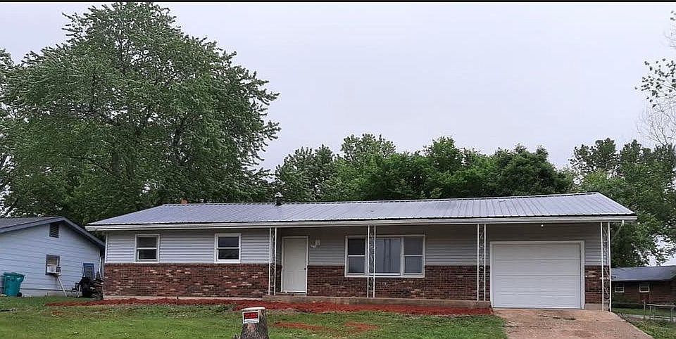 2nd image of 4621 Valley St