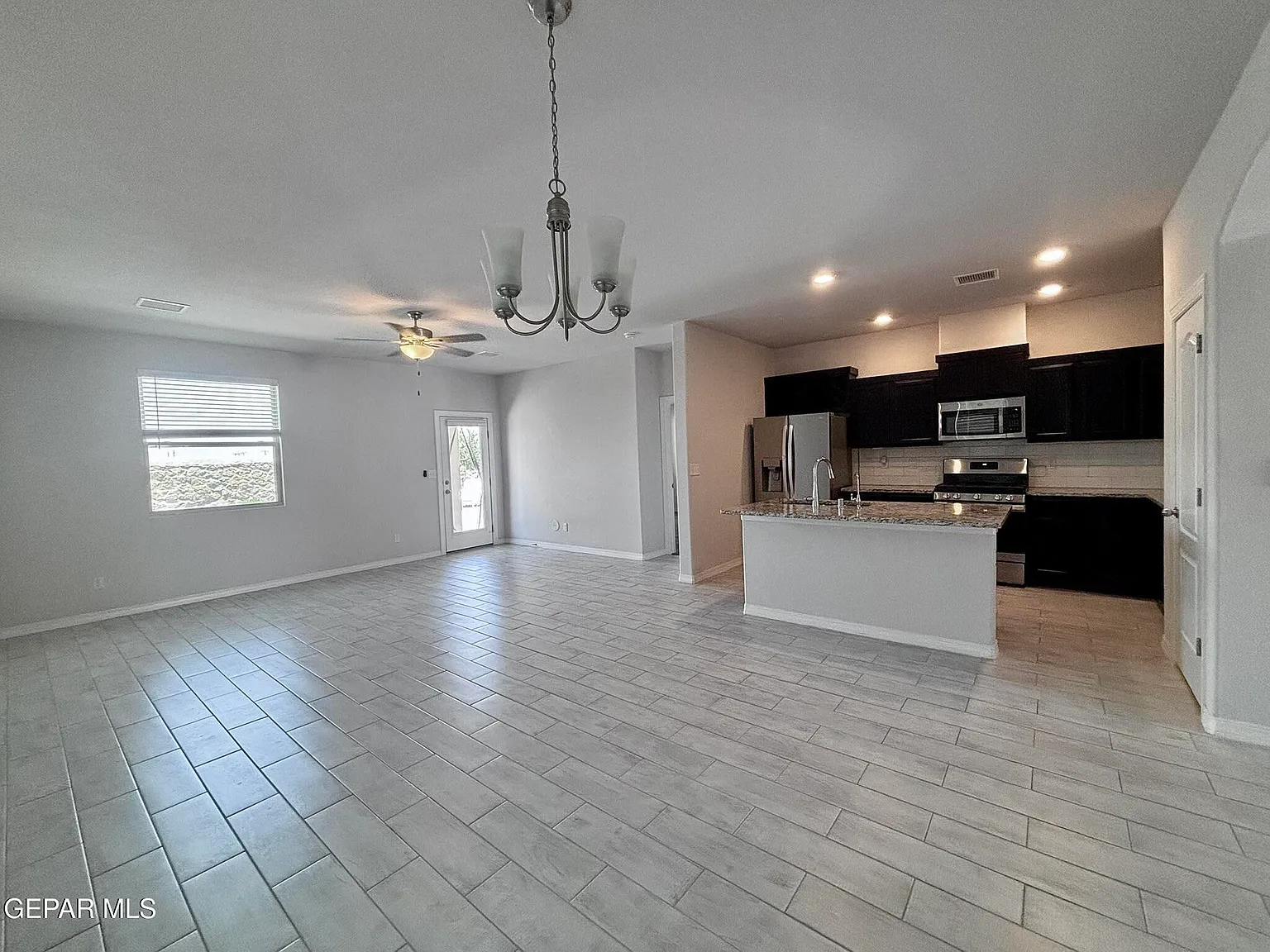 4 bed, 2.5 bath, 2441 sqft, $2,495 — Photo 4