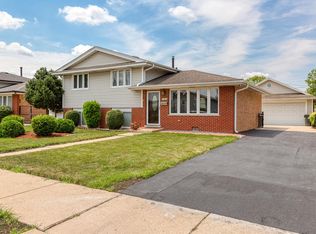 10524 Sycamore Dr, Chicago Ridge, IL 60415