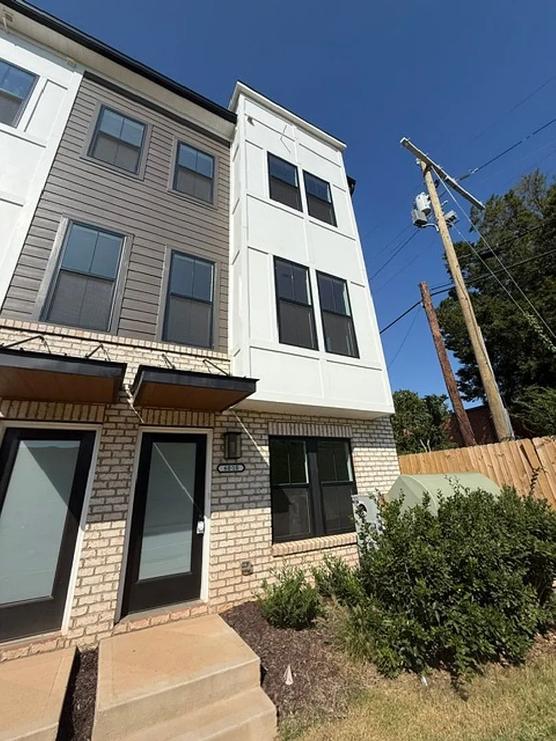 2 BR/2.5BA | Modern End Unit Townhome| 2-Car Garage + rooftop terrace | — Photo 1