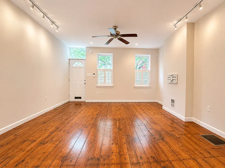 1811 Montrose St — Photo 2