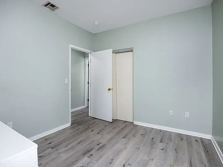 1220 W 27th St — Photo 2