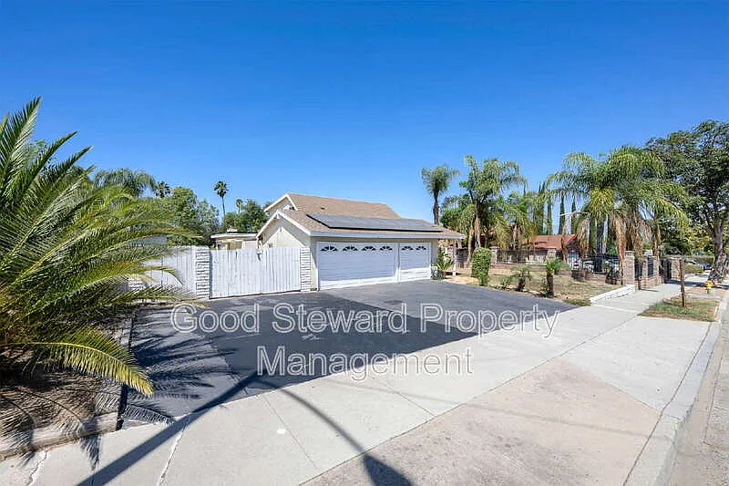 4 bed, 2.0 bath, 2050 sqft, $4,100 — Photo 2