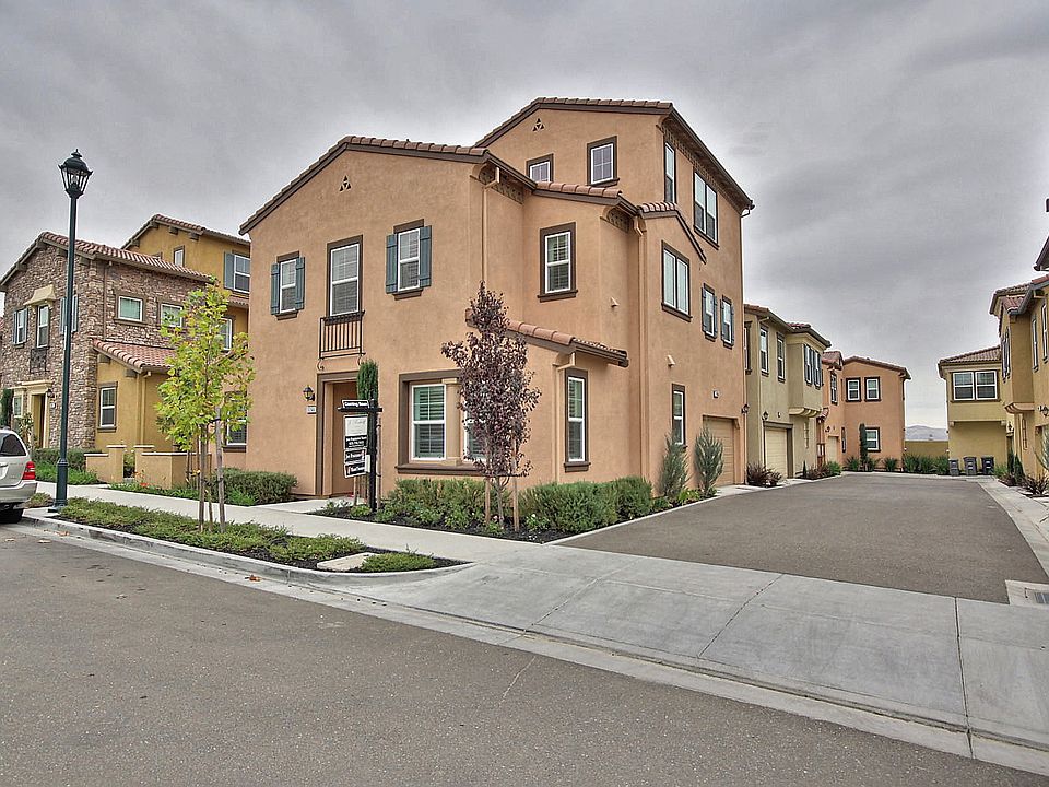 2nd image of 3266 Vittoria Loop