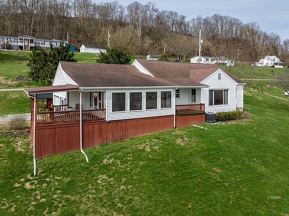 3rd image of 234 Honeysuckle Dr