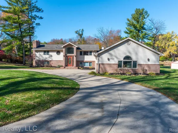 29632 Pond Ridge Rd, Farmington Hills, MI 48334