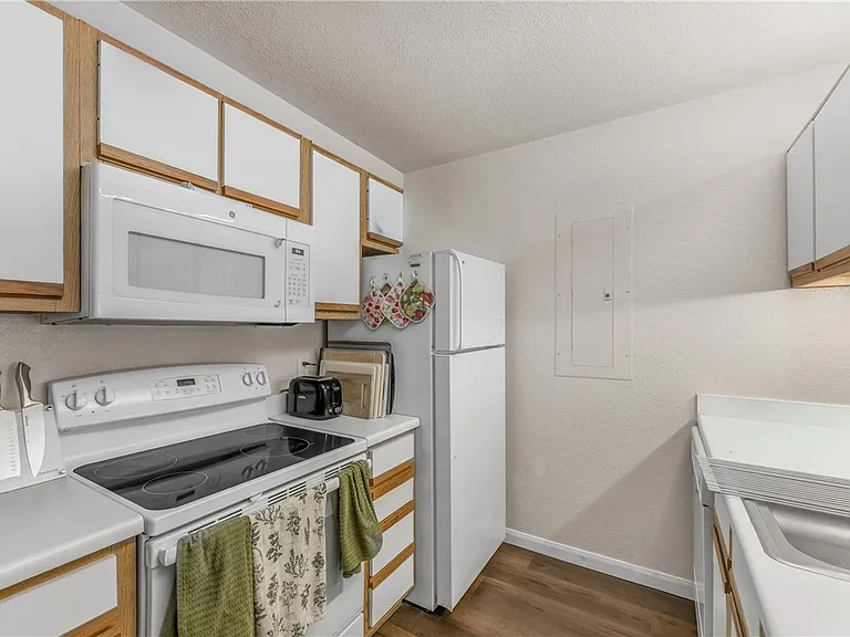 527 Parkway #303 — Photo 9