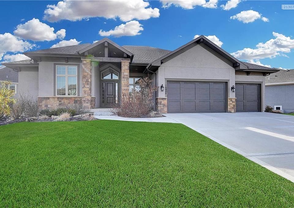 Charming reverse 1/2 story in Coffee Creek Crossing