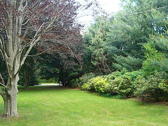 4th image of 139 Winsor Ave