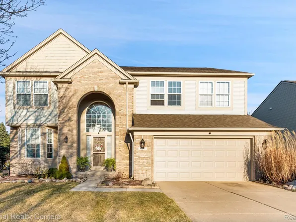 784 Hidden Creek Dr, South Lyon, MI 48178