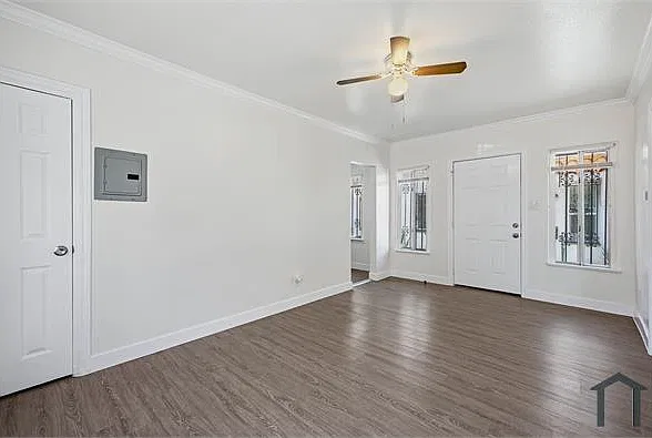 6526 1/2 S Victoria Ave — Photo 1