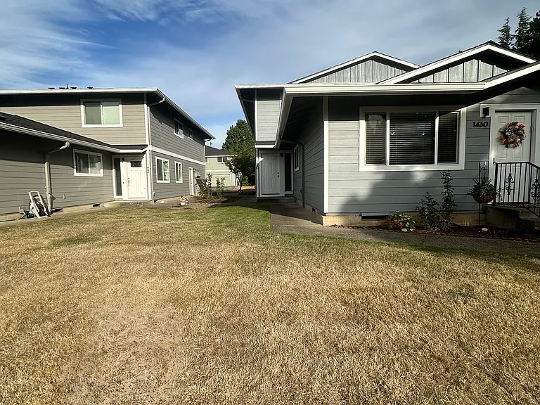 1440 NE Paropa Ct — Photo 2