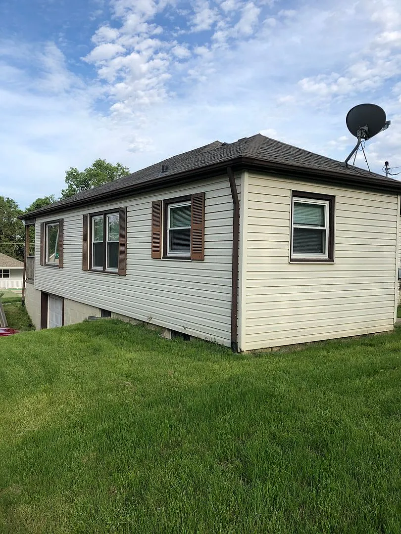 Charming 2-Bedroom Home with Spacious Backyard & Attached Garage! — Photo 4